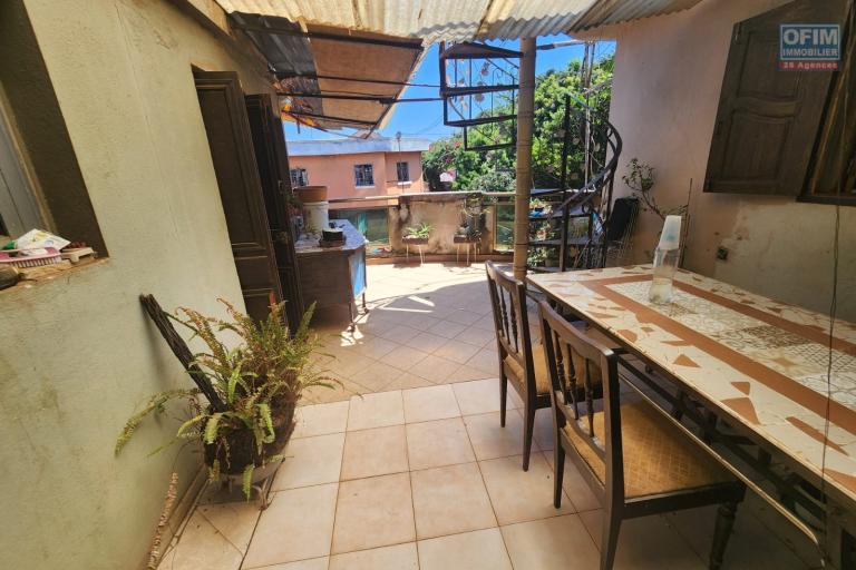A VENDRE - Une propri&eacute;t&eacute; avec 2 maisons &agrave; r&eacute;nover &agrave; Antanetibe Ivato pr&egrave;s de PAON D'OR
