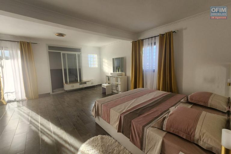 A LOUER - Une villa de standing meubl&eacute;e &agrave; &eacute;tage de type F5 situ&eacute; &agrave; Ambohinambo Talatamaty non loin SUPER U