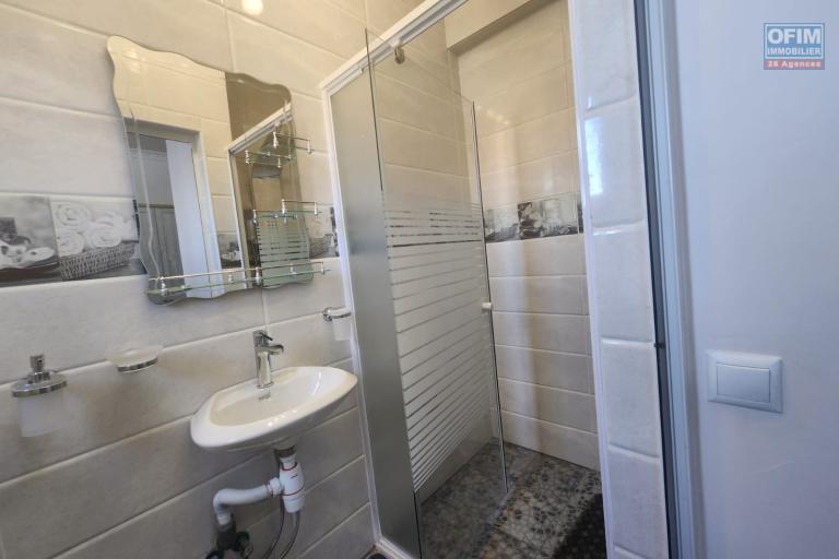 A LOUER - Une villa de standing meubl&eacute;e &agrave; &eacute;tage de type F5 situ&eacute; &agrave; Ambohinambo Talatamaty non loin SUPER U