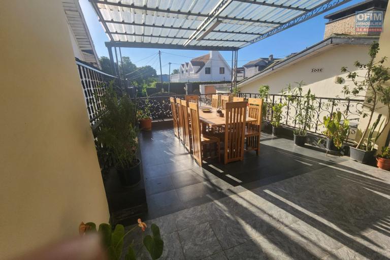 A LOUER - Une villa de standing meubl&eacute;e &agrave; &eacute;tage de type F5 situ&eacute; &agrave; Ambohinambo Talatamaty non loin SUPER U