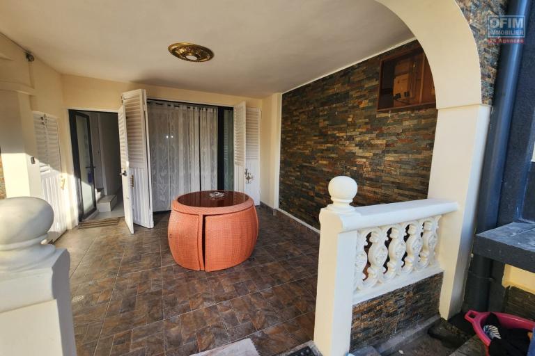 A LOUER - Une villa de standing meubl&eacute;e &agrave; &eacute;tage de type F5 situ&eacute; &agrave; Ambohinambo Talatamaty non loin SUPER U