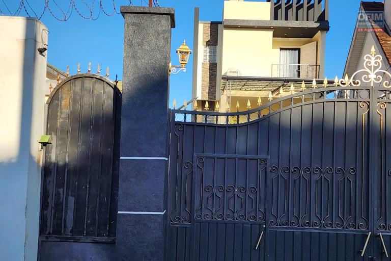 A LOUER - Une villa de standing meubl&eacute;e &agrave; &eacute;tage de type F5 situ&eacute; &agrave; Ambohinambo Talatamaty non loin SUPER U