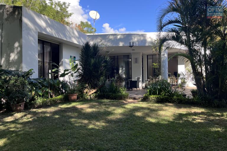 Vente d'une ville F5 d'une superbe propri&eacute;t&eacute; d'un terrain de 2 500m2 &agrave; Tanjombato