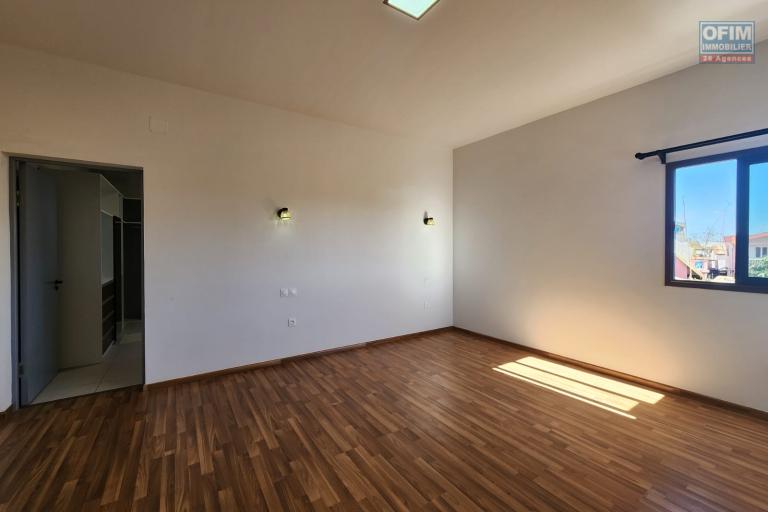 &Agrave; louer - APPARTEMENT NEUF T4 DE STANDING SITU&Eacute; &Agrave; TANJONDAVA TALATAMATY