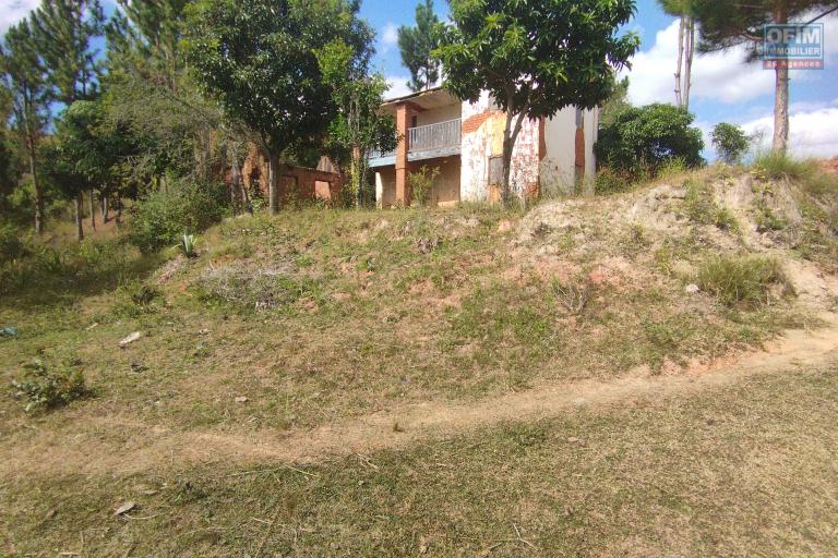 A vendre, grand terrain de 8194 m2 &agrave; 3 min de l'autoroute &agrave; Ambohimanga Antananarivo