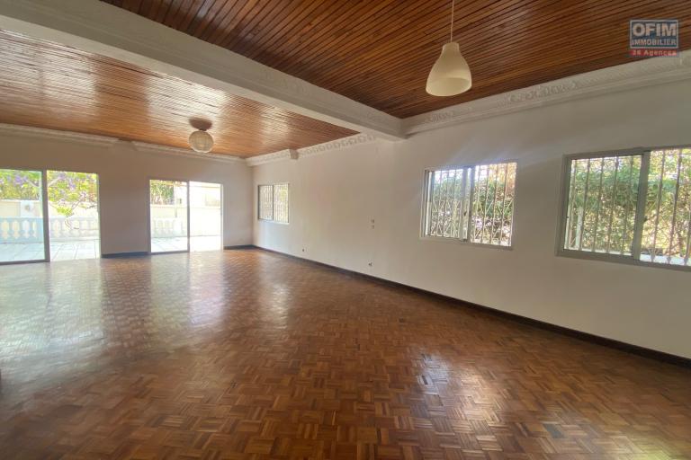 Une villa F6 tout pr&egrave;s du Lyc&eacute;e Fran&ccedil;ais &agrave; Ambatobe