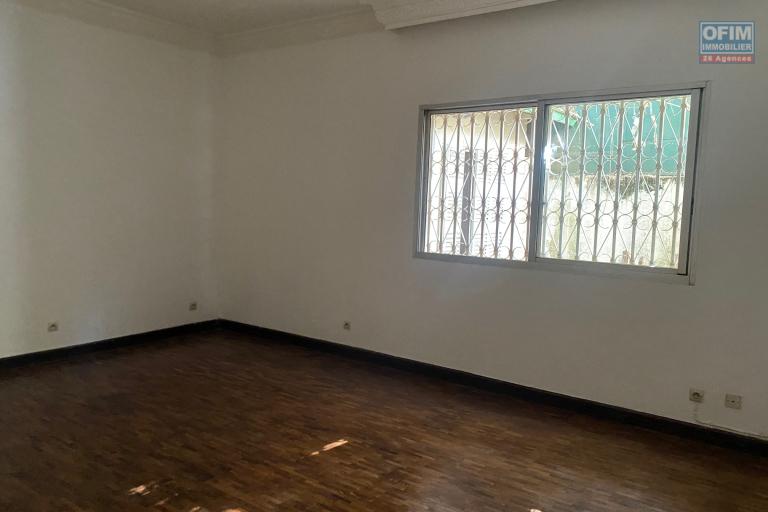 Une villa F6 tout pr&egrave;s du Lyc&eacute;e Fran&ccedil;ais &agrave; Ambatobe