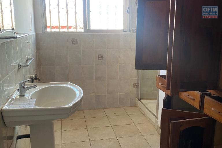 Une villa F6 tout pr&egrave;s du Lyc&eacute;e Fran&ccedil;ais &agrave; Ambatobe