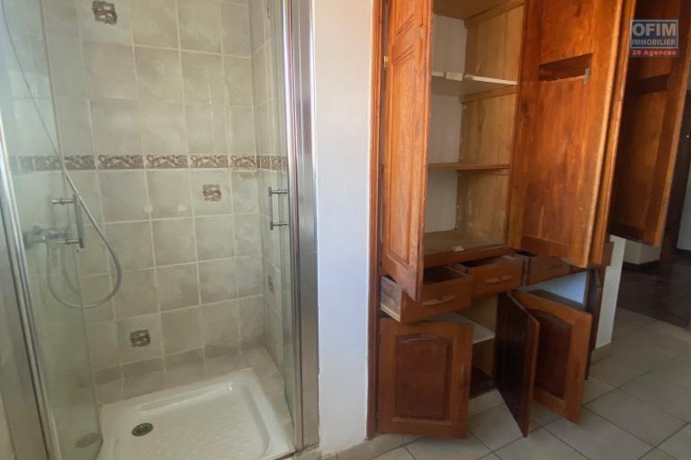 Une villa F6 tout pr&egrave;s du Lyc&eacute;e Fran&ccedil;ais &agrave; Ambatobe