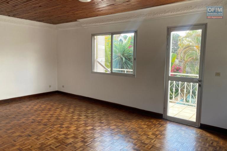 Une villa F6 tout pr&egrave;s du Lyc&eacute;e Fran&ccedil;ais &agrave; Ambatobe