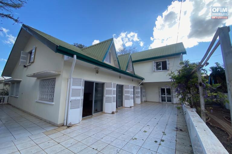 Une villa F6 tout pr&egrave;s du Lyc&eacute;e Fran&ccedil;ais &agrave; Ambatobe
