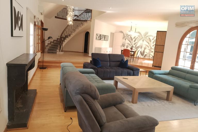 Une villa F6 de prestige meubl&eacute;e et &eacute;quip&eacute;e avec piscine &agrave; Androhibe ( lalaina@ofim.mg)
