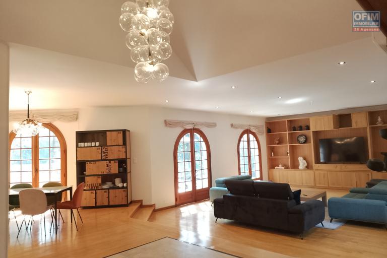 Une villa F6 de prestige meubl&eacute;e et &eacute;quip&eacute;e avec piscine &agrave; Androhibe ( lalaina@ofim.mg)