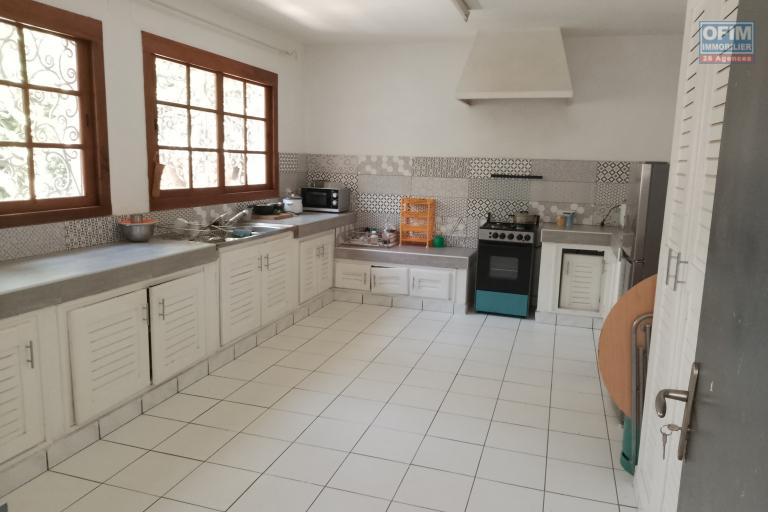 Une villa F6 de prestige meubl&eacute;e et &eacute;quip&eacute;e avec piscine &agrave; Androhibe ( lalaina@ofim.mg)