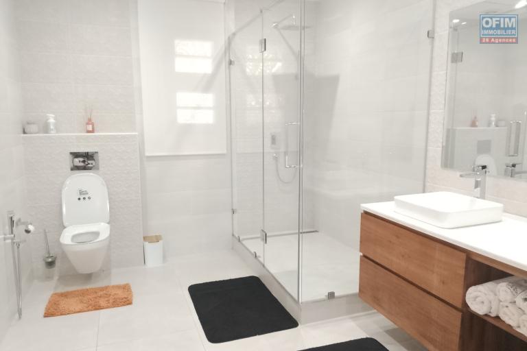 Une villa F6 de prestige meubl&eacute;e et &eacute;quip&eacute;e avec piscine &agrave; Androhibe ( lalaina@ofim.mg)