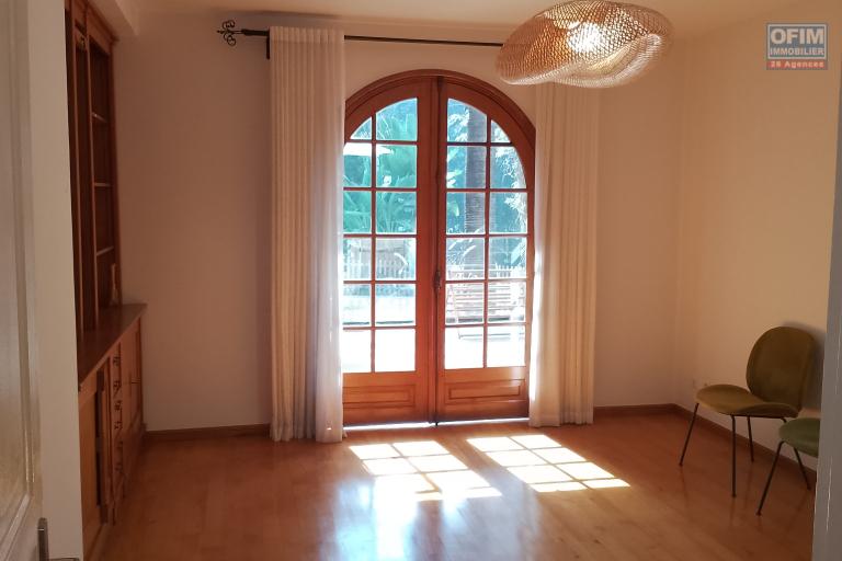 Une villa F6 de prestige meubl&eacute;e et &eacute;quip&eacute;e avec piscine &agrave; Androhibe ( lalaina@ofim.mg)