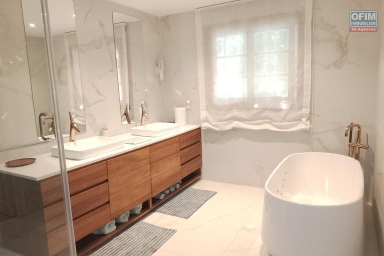 Une villa F6 de prestige meubl&eacute;e et &eacute;quip&eacute;e avec piscine &agrave; Androhibe ( lalaina@ofim.mg)