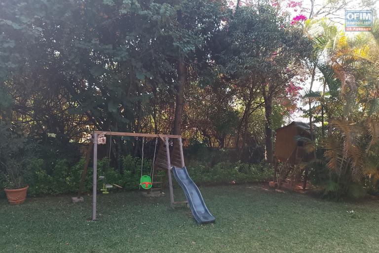 Une villa F6 de prestige meubl&eacute;e et &eacute;quip&eacute;e avec piscine &agrave; Androhibe ( lalaina@ofim.mg)