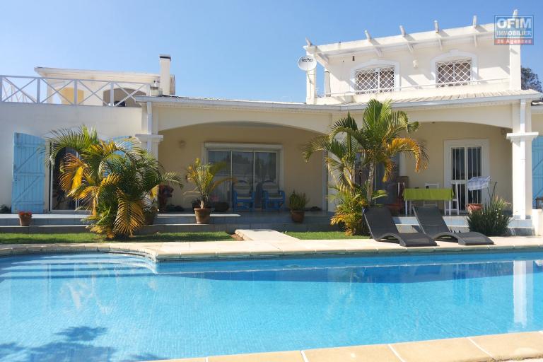 A louer une villa F6 semi meubl&eacute;e avec piscine &agrave; 5mn &agrave; pied du Lyc&eacute;e Fran&ccedil;ais Ambatobe