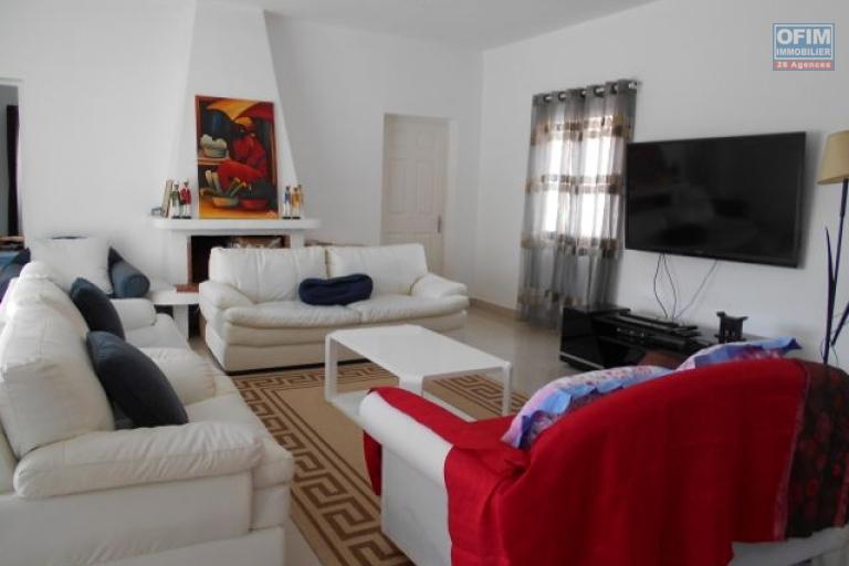 A louer une villa F6 semi meubl&eacute;e avec piscine &agrave; 5mn &agrave; pied du Lyc&eacute;e Fran&ccedil;ais Ambatobe