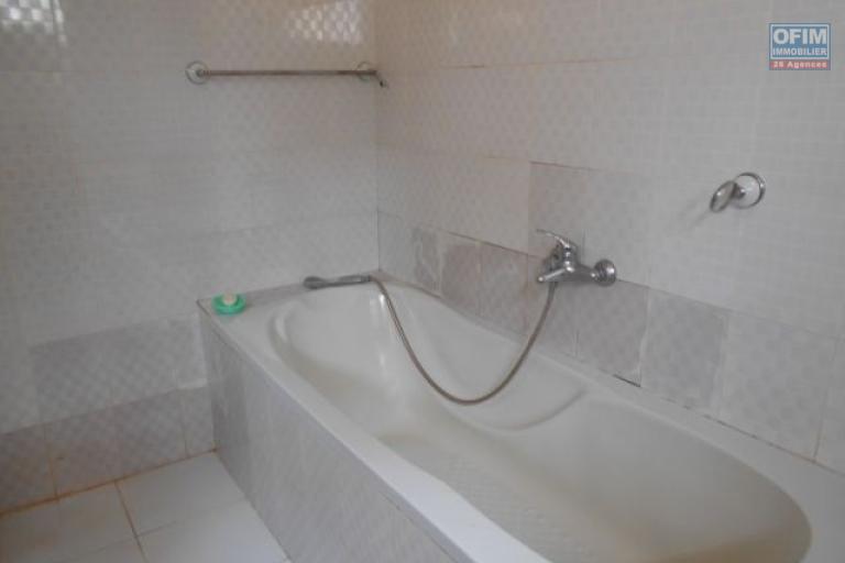 A louer une villa F6 semi meubl&eacute;e avec piscine &agrave; 5mn &agrave; pied du Lyc&eacute;e Fran&ccedil;ais Ambatobe