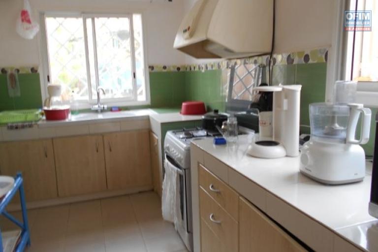 A louer une villa F6 semi meubl&eacute;e avec piscine &agrave; 5mn &agrave; pied du Lyc&eacute;e Fran&ccedil;ais Ambatobe