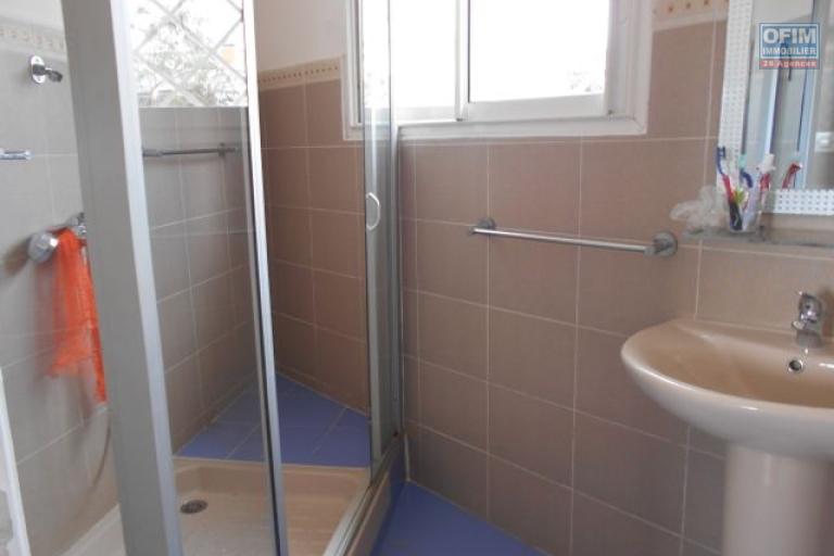 A louer une villa F6 semi meubl&eacute;e avec piscine &agrave; 5mn &agrave; pied du Lyc&eacute;e Fran&ccedil;ais Ambatobe