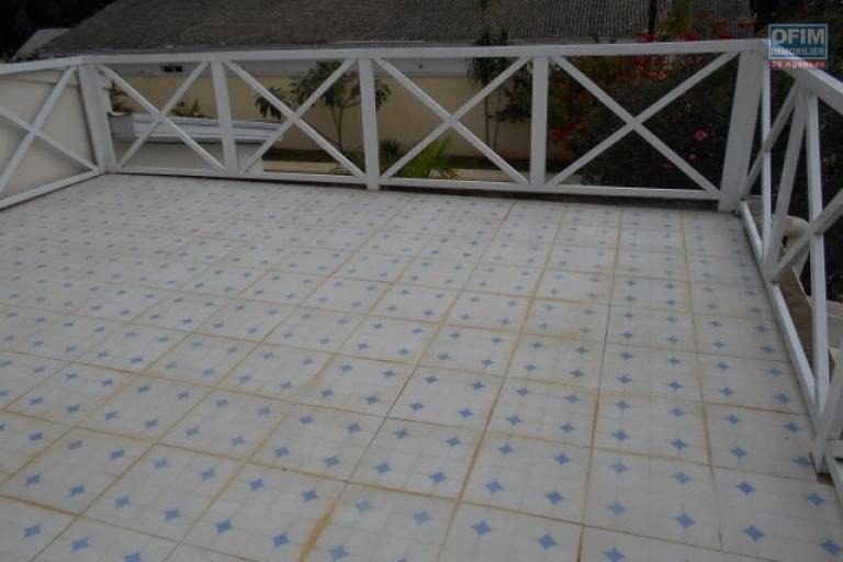 A louer une villa F6 semi meubl&eacute;e avec piscine &agrave; 5mn &agrave; pied du Lyc&eacute;e Fran&ccedil;ais Ambatobe