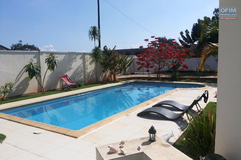 A louer une villa F6 semi meubl&eacute;e avec piscine &agrave; 5mn &agrave; pied du Lyc&eacute;e Fran&ccedil;ais Ambatobe
