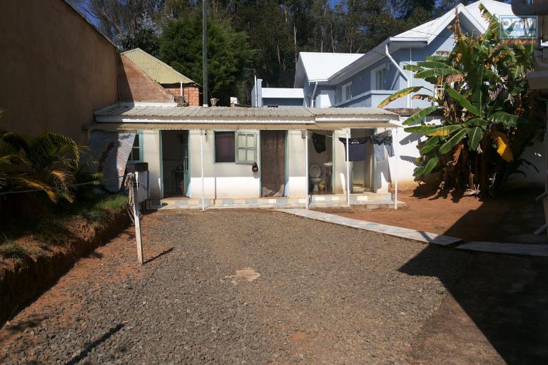 A louer une villa F6 semi meubl&eacute;e avec piscine &agrave; 5mn &agrave; pied du Lyc&eacute;e Fran&ccedil;ais Ambatobe