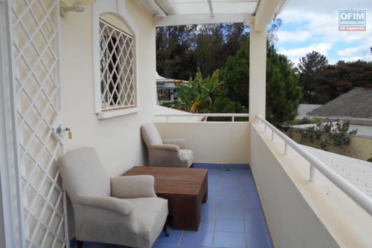 A louer une villa F6 semi meubl&eacute;e avec piscine &agrave; 5mn &agrave; pied du Lyc&eacute;e Fran&ccedil;ais Ambatobe