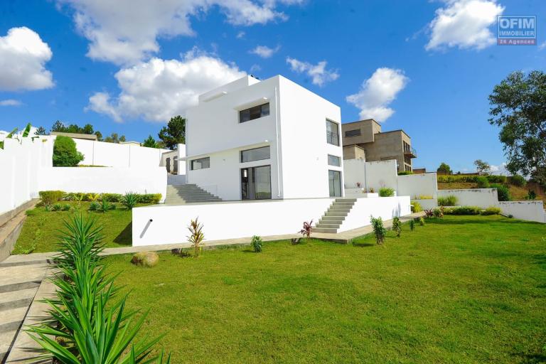 Vente d'un villa F4 neuve d'architecture moderne sur un terrain de 1 259 m2 &agrave; Ilafy Antsapandrano