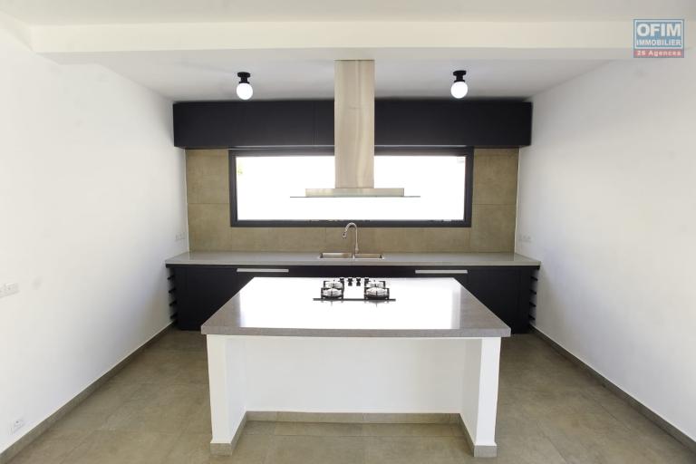 Vente d'un villa F4 neuve d'architecture moderne sur un terrain de 1 259 m2 &agrave; Ilafy Antsapandrano