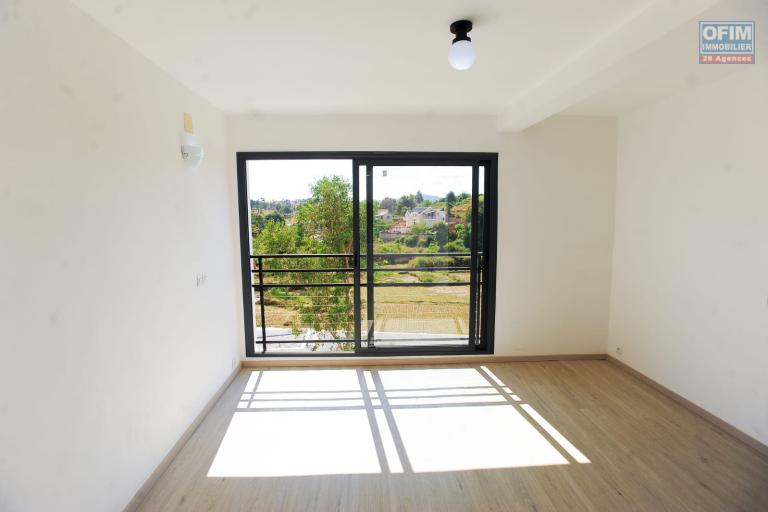 Vente d'un villa F4 neuve d'architecture moderne sur un terrain de 1 259 m2 &agrave; Ilafy Antsapandrano