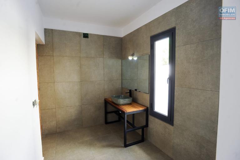 Vente d'un villa F4 neuve d'architecture moderne sur un terrain de 1 259 m2 &agrave; Ilafy Antsapandrano