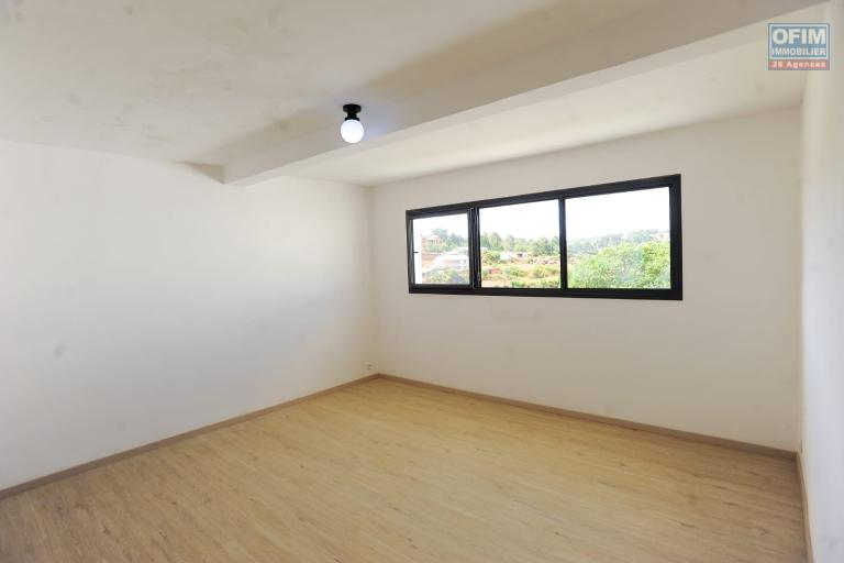 Vente d'un villa F4 neuve d'architecture moderne sur un terrain de 1 259 m2 &agrave; Ilafy Antsapandrano