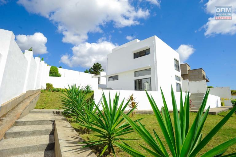 Vente d'un villa F4 neuve d'architecture moderne sur un terrain de 1 259 m2 &agrave; Ilafy Antsapandrano