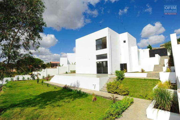 Vente d'un villa F4 neuve d'architecture moderne sur un terrain de 1 259 m2 &agrave; Ilafy Antsapandrano