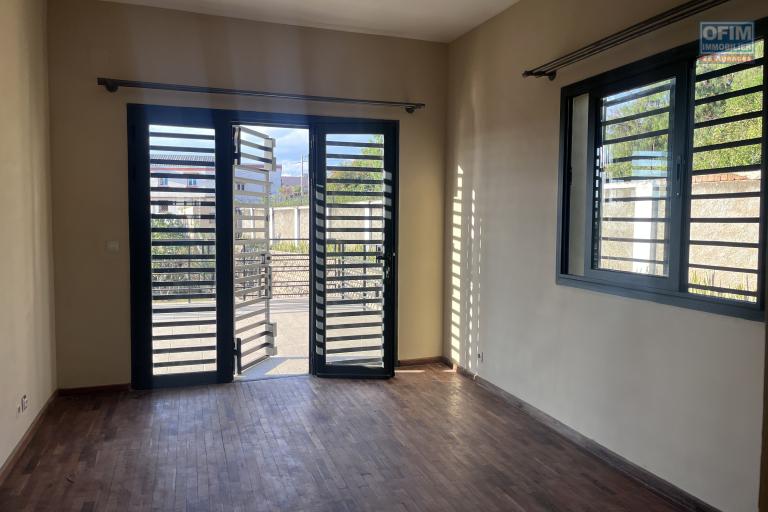 Une maison F6 avec jardin am&eacute;nag&eacute; &agrave; 4mn de la route principale sur By Pass