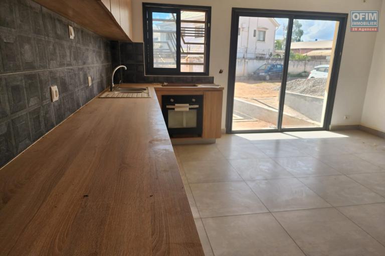 A louer un spacieux appartement F1 avec un jardin privatif dans un immeuble neuf de standing &agrave; proximit&eacute; imm&eacute;diate des commodit&eacute;s situ&eacute; &agrave; Talatamaty