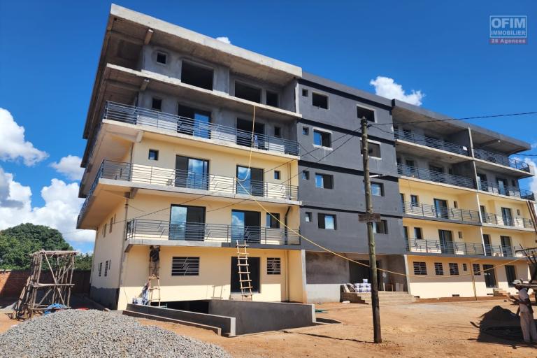 A louer un spacieux appartement F1 avec un jardin privatif dans un immeuble neuf de standing &agrave; proximit&eacute; imm&eacute;diate des commodit&eacute;s situ&eacute; &agrave; Talatamaty