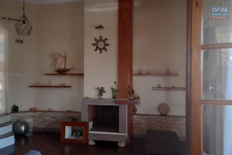 Une villa F5 meubl&eacute;e dans une petite residence avec piscine &agrave; Mandrosoa Ivato