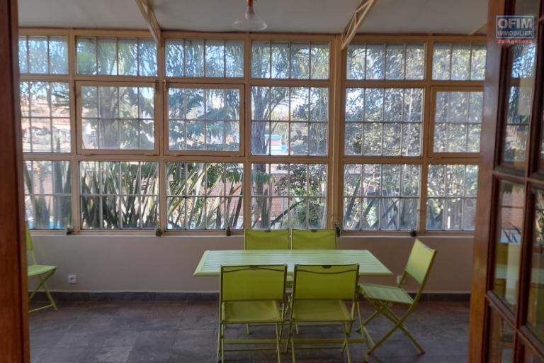 Une villa F5 meubl&eacute;e dans une petite residence avec piscine &agrave; Mandrosoa Ivato