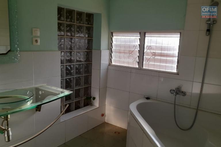 Une villa F5 meubl&eacute;e dans une petite residence avec piscine &agrave; Mandrosoa Ivato