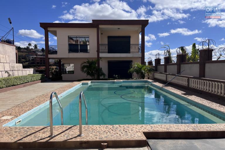 A louer deux grandes villas avec piscine &agrave; Antsobolo Ambatomaro