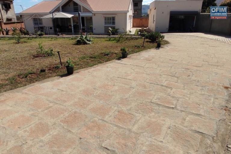 A louer une villa F4 meublée à Ambatolampy Tsimahafotsy