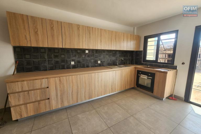 A vendre appartement neuf de standing type F3 d'une superficie de 89m2 dont 14m2 de varangue situ&eacute; &agrave; Talatamaty proximit&eacute; imm&eacute;diat des commodit&eacute;s
