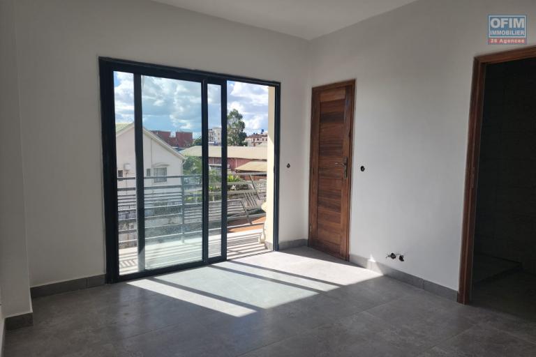 A vendre appartement neuf de standing type F3 d'une superficie de 89m2 dont 14m2 de varangue situ&eacute; &agrave; Talatamaty proximit&eacute; imm&eacute;diat des commodit&eacute;s