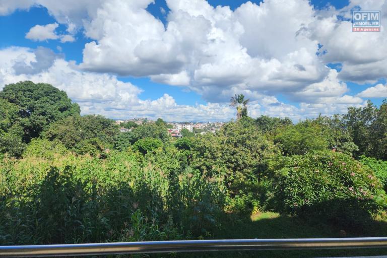 A vendre appartement neuf de standing type F3 d'une superficie de 89m2 dont 14m2 de varangue situ&eacute; &agrave; Talatamaty proximit&eacute; imm&eacute;diat des commodit&eacute;s