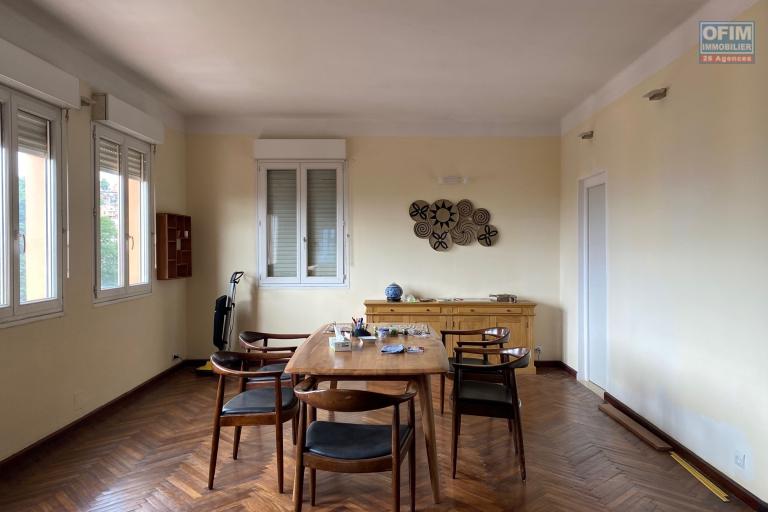 A louer un appartement T3 meubl&eacute; et s&eacute;curis&eacute; &agrave; Antsahavola